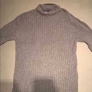Men’s charcoal long sleeve muscle sweater.